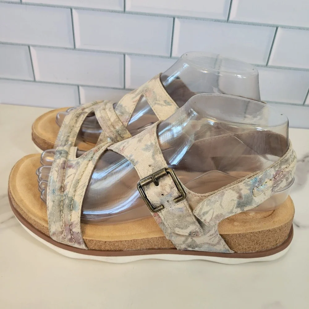 Clarks Womens Size 8 WIDE Brynn Ave Sand Interest Beige Tan Ankle Strap Sandals